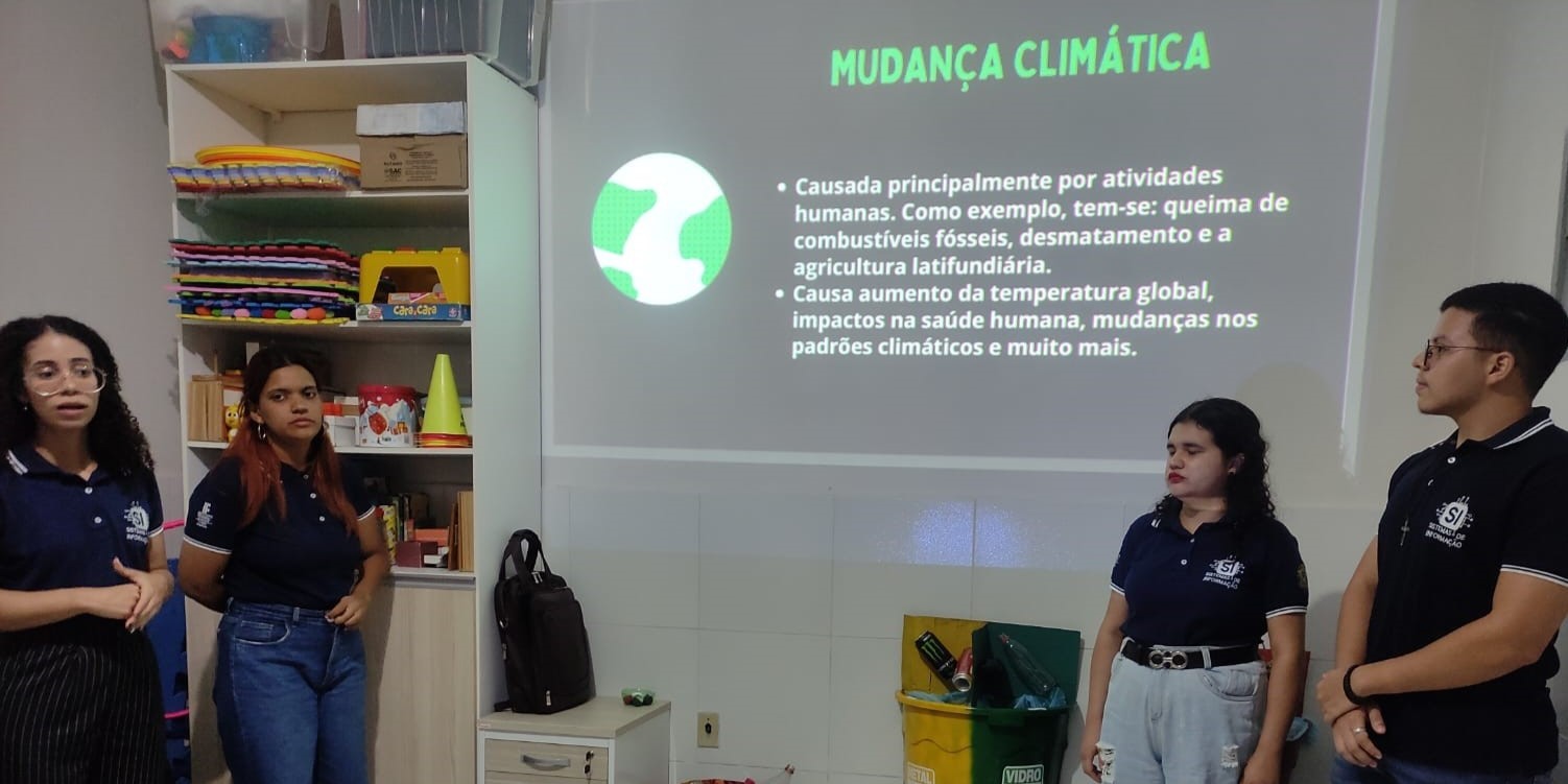 Imagem alunos apresentando o projeto