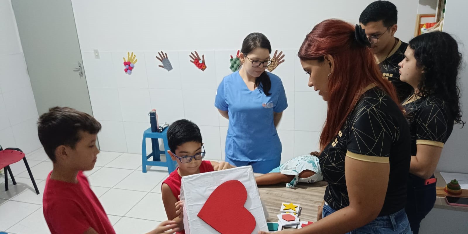 Imagem alunos aplicando dinâmica do cubo sensorial